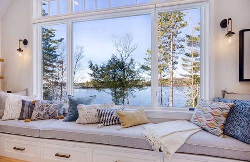 New London Maison | Stunning 2022 built lake house w/ gym, 6 kayaks, screened porch, 2 tv areas