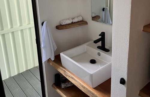 Uvita Cabine | Modern Jungle Cabana#7 - 1 Bedroom Queen bed & private bathroom, close to beach