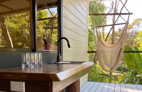 Uvita Cabine | Modern Jungle Cabana#3 - 2 Bedroom Queen bed & private bathroom, close to beach