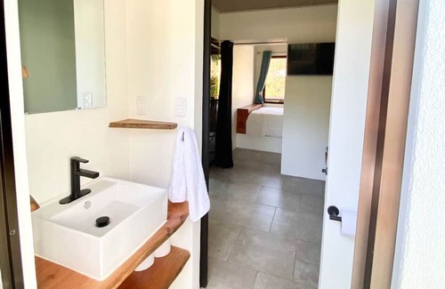 Uvita Cabine | Modern Jungle Cabana#3 - 2 Bedroom Queen bed & private bathroom, close to beach