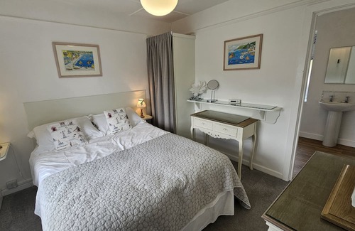 St. Mawes Appartement | Summers Beach View - an apartment that sleeps 2 guests in 1 bedroom
