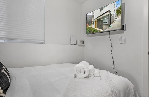 Minor Maison | cozy- work friendly home in heart of Seattle