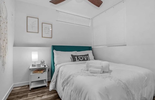 Minor Maison | cozy- work friendly home in heart of Seattle