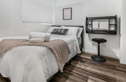 Minor Maison | cozy- work friendly home in heart of Seattle