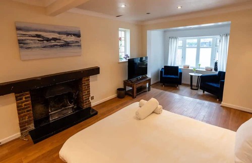 Ferndown Maison | Pass the Keys | Spacious House/Game Room/Hot tub