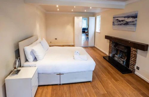 Ferndown Maison | Pass the Keys | Spacious House/Game Room/Hot tub