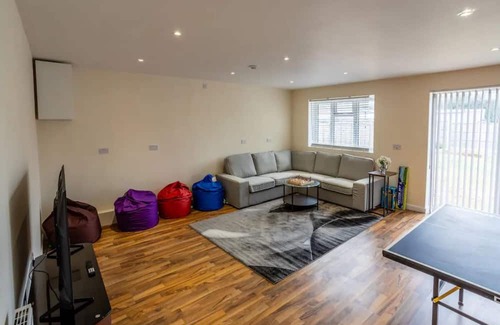 Ferndown Maison | Pass the Keys | Spacious House/Game Room/Hot tub