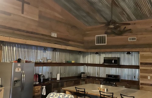 Cason Autre | 3500 sq ft barndominium, sleeps 9 guests. 3 bedrooms and 3 bath with gym.