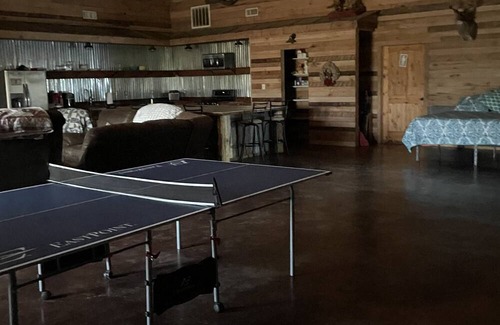 Cason Autre | 3500 sq ft barndominium, sleeps 9 guests. 3 bedrooms and 3 bath with gym.