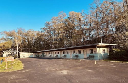 Onalaska Maison | Overlooking Lake Onalaska - Two full-size beds + bath in nostalgic motel