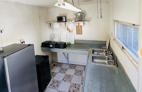 Onalaska Maison | Overlooking Lake Onalaska - Two full-size beds + bath in nostalgic motel