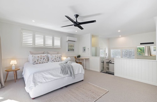 Cooroibah Maison | NEW | feature packed haven on 2 acres; swim up bar pool, fire pit, games room
