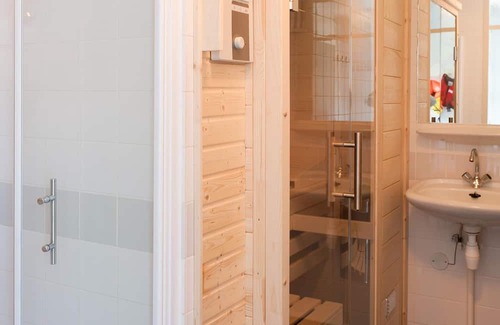 Eernewoude Maison | Luxury home with sauna, outdoor SPA and boat