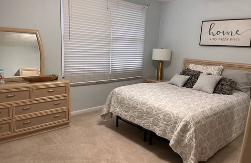 West Warwick Copropriété | 1 BR/1.5 Bath - 20 min from Beach!