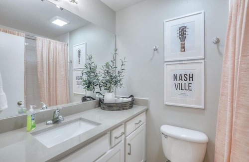North Capitol Appartement | Walk to Broadway Riverfront Condo with Pool