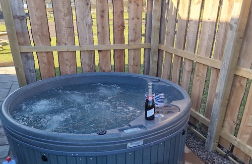 Eyemouth Cabine | Herdwick - luxury pods with Private hot tubs - BBQ - 750m to Beach