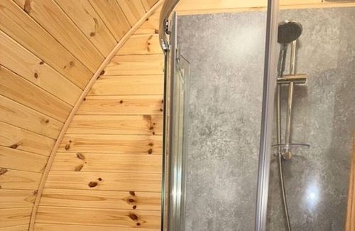 Eyemouth Cabine | Cheviot -luxury pods with Private hot tubs - BBQ -750m to Beach- family friendly