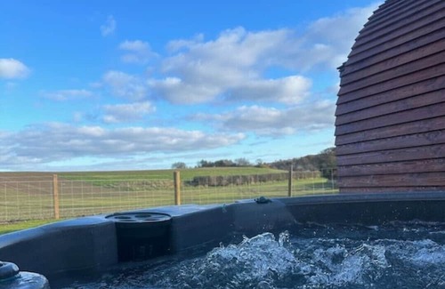 Eyemouth Cabine | Cheviot -luxury pods with Private hot tubs - BBQ -750m to Beach- family friendly