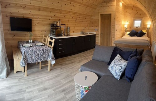 Eyemouth Cabine | Cheviot -luxury pods with Private hot tubs - BBQ -750m to Beach- family friendly