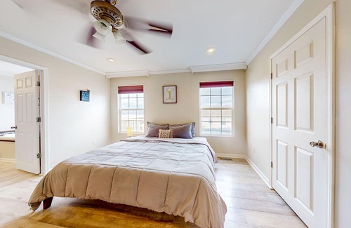 Dandridge Maison | Sunny dog-friendly home with a pool, balcony, smart TVs, washer/dryer, & AC