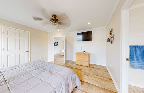 Dandridge Maison | Sunny dog-friendly home with a pool, balcony, smart TVs, washer/dryer, & AC