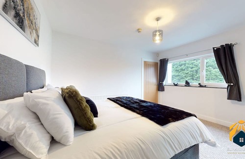 Pontypool Appartement | 4 Bedroom Apartment with Cosy Pub