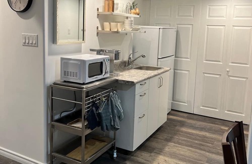 Alliston Maison | The Oake Room - Modern Convenience