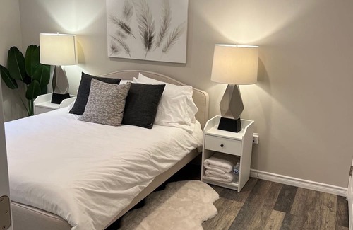 Alliston Maison | The Oake Room - Modern Convenience