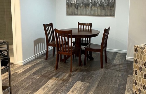 Alliston Maison | The Oake Room - Modern Convenience