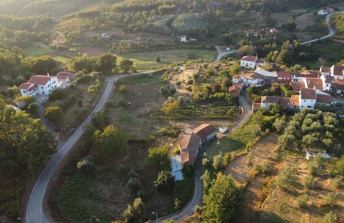 Moitas Autre | Farmhouse 'Yellow House - Casa Amarela' with Mountain View, Shared Pool and Wi-Fi