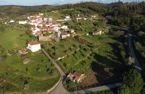 Moitas Autre | Farmhouse 'Yellow House - Casa Amarela' with Mountain View, Shared Pool and Wi-Fi