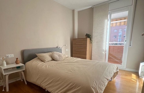 Sant Andreu de Palomar Appartement | Modern studio near metro 5 minutes from La Maquinista Great lighting and balcony