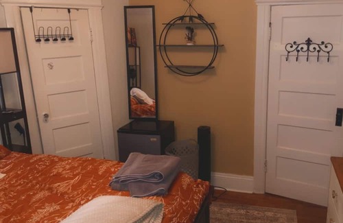 Syracuse Maison | Room available within Professional Travelers House