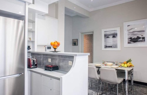 Nea Chalkidona Appartement | Sunny flat w/h balcony and homey feel near metro