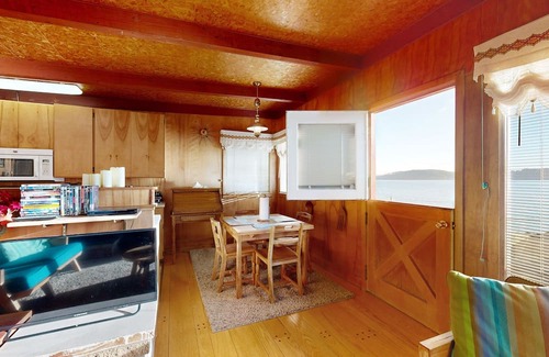 Matlock Maison | Charming waterfront cottage with panoramic Hood Canal views