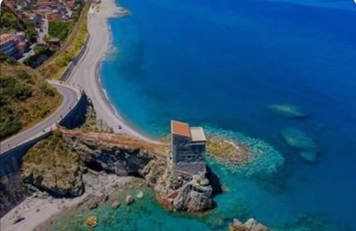 Sant'Angelo di Brolo Maison | Holiday Home 'Arcaloro Resort Rooms Infinito' with Sea View, Wi-Fi and Air Conditioning