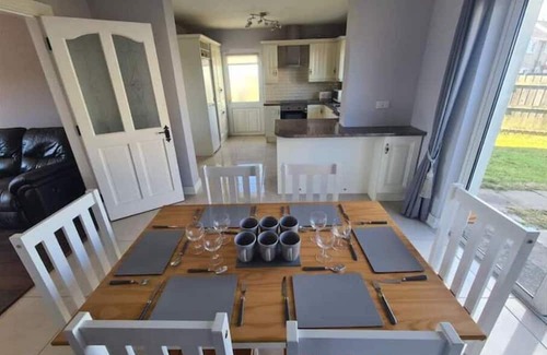 Drumacrin Maison | Walking distance to town/beach - 900m, family friendly and spacious.