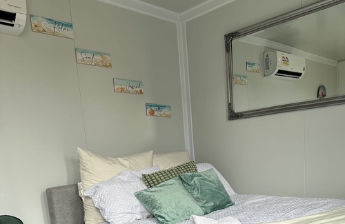Monterey Maison | Beach Serenity 1- Close to the beach and public transport only 20mins from city