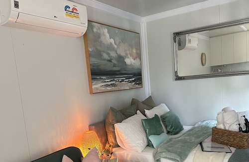 Monterey Maison | Beach Serenity 1- Close to the beach and public transport only 20mins from city
