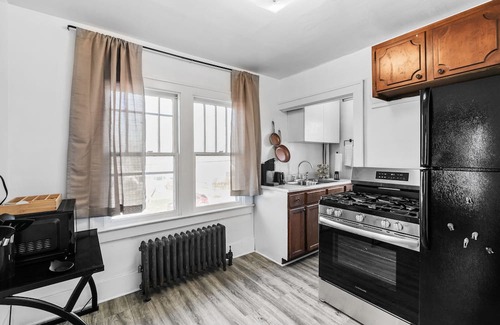Flint Appartement | Snuggle-in-the-Jungle: Pet friendly + Smart TV + close to everything in Flint!
