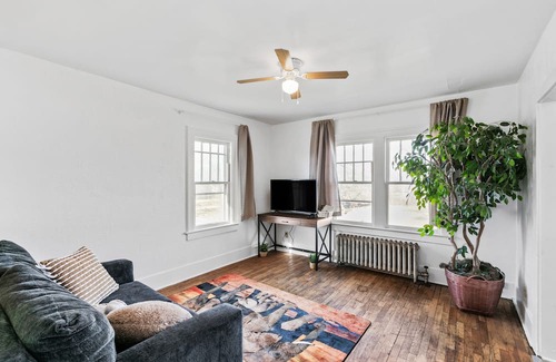 Flint Appartement | Snuggle-in-the-Jungle: Pet friendly + Smart TV + close to everything in Flint!