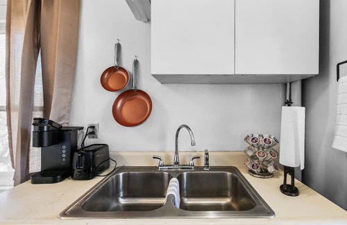 Flint Appartement | Snuggle-in-the-Jungle: Pet friendly + Smart TV + close to everything in Flint!