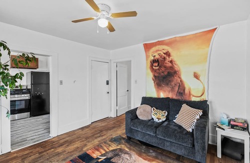 Flint Appartement | Snuggle-in-the-Jungle: Pet friendly + Smart TV + close to everything in Flint!