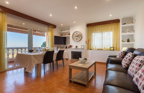 Sant Cebria de Vallalta Maison | Holiday Home 'Villa Sol' with Sea View, Private Pool and Wi-Fi