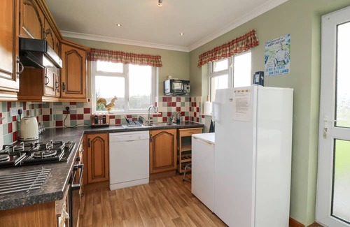 Petrockstowe Maison | HALLWOOD, pet friendly, with open fire in Hatherleigh