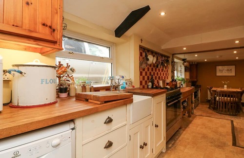 Petrockstowe Maison | HALLWOOD, pet friendly, with open fire in Hatherleigh