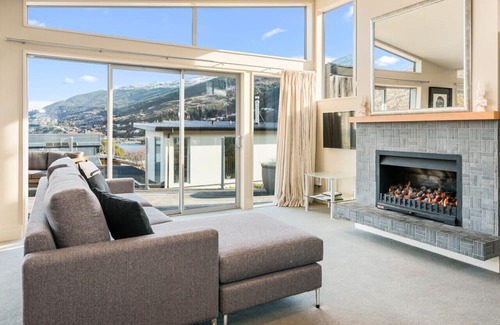 Frankton Maison | Lake Views on Yewlett