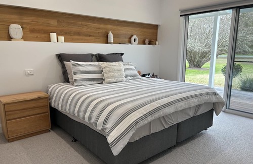 Yarram Autre | Luxury farm house, Woodside. 10 min to a beach or a 25 min drive to a forest.