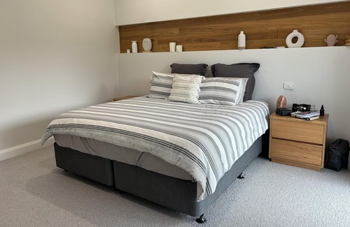 Yarram Autre | Luxury farm house, Woodside. 10 min to a beach or a 25 min drive to a forest.