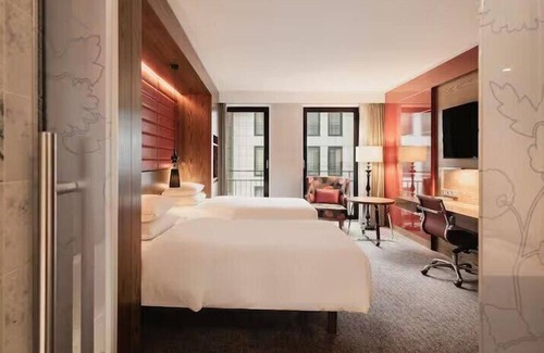 The Hague Center Maison | Experience Opulent Stay in The Hague - 3 Spacious Rooms & Exceptional Location